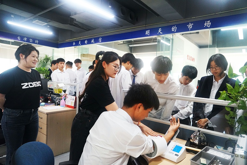 校企合作 走進職場 協(xié)同育人丨歡迎北京市經貿高級技術學校師生來北京高校職場體驗基地——ZOBO卓邦參觀學習