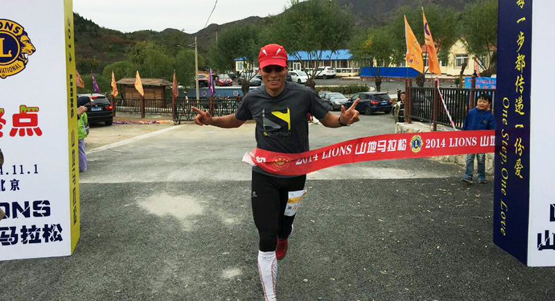以愛(ài)之名，貼地疾行